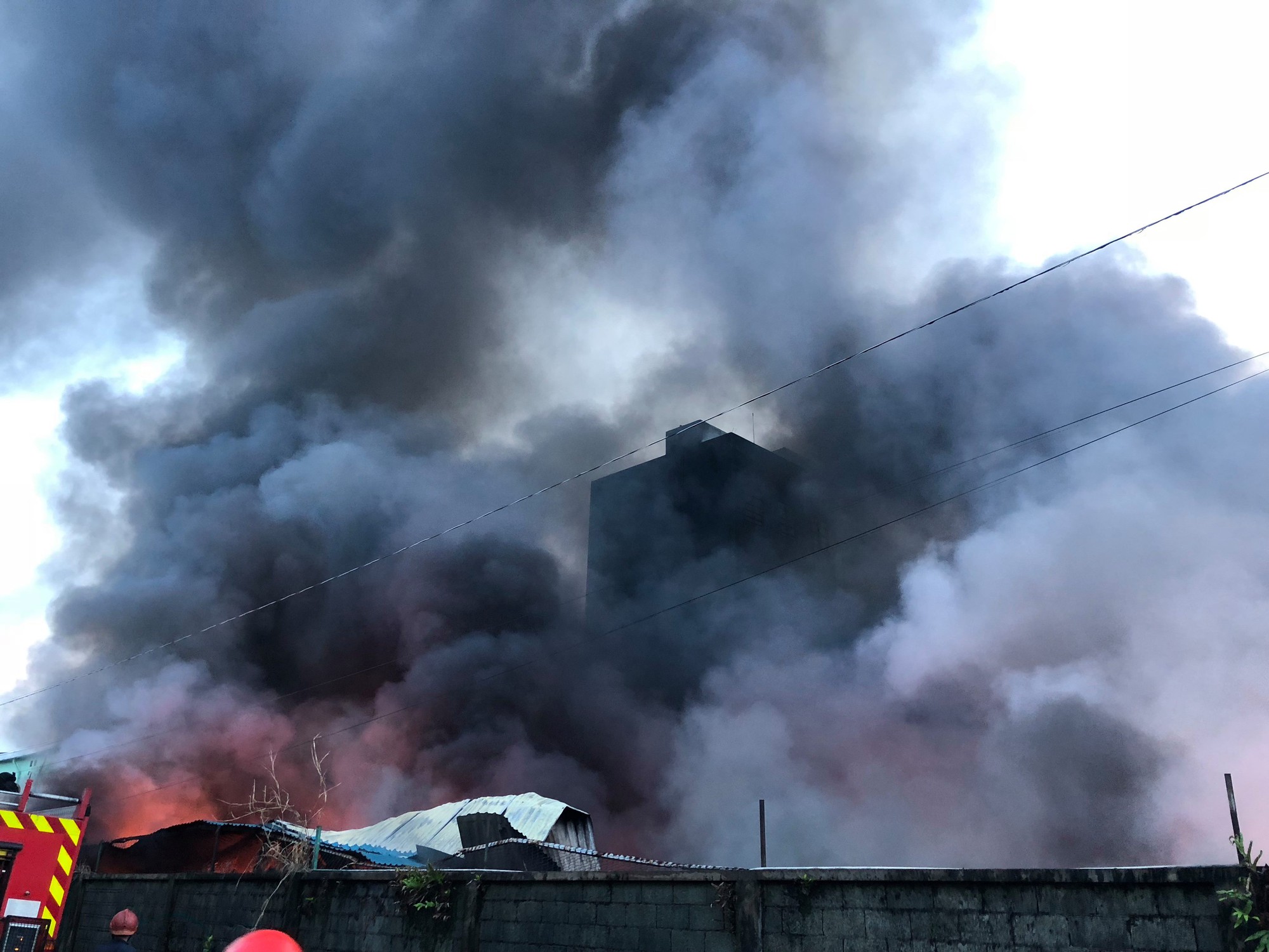 Hiện trường cháy kinh hoàng ở Sài Gòn, 200 cảnh sát PCCC chiến đấu với lửa